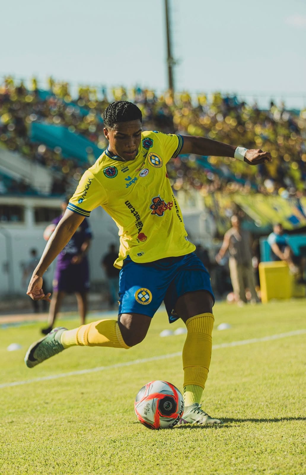 Ryan Vitor finalizando em partida