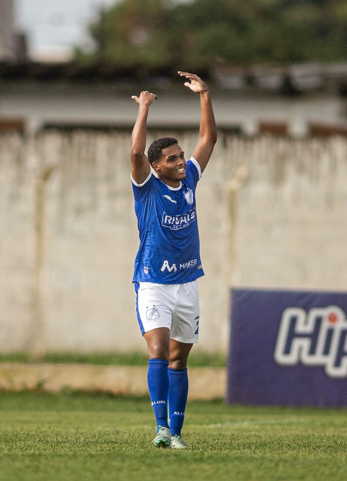 Ryan Vitor comemorando gol pelo Lemense